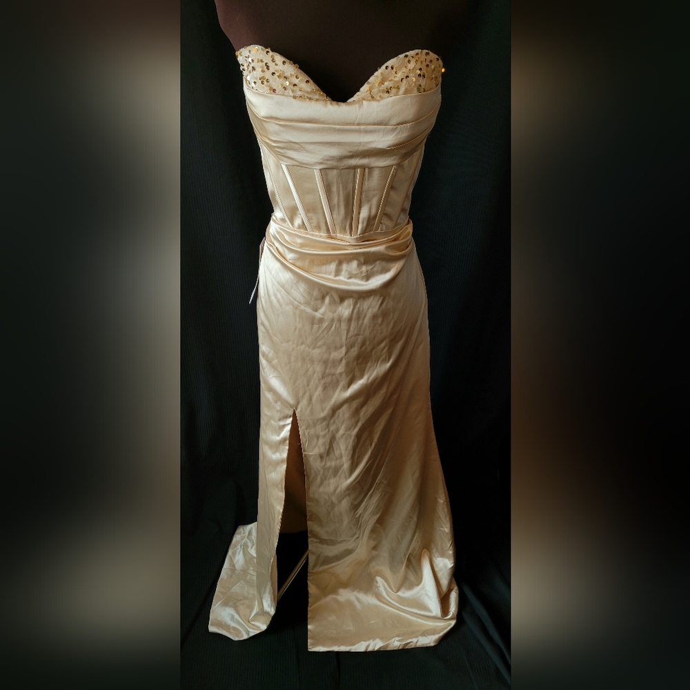 NWT Size 8 Cream Prom/Formal Gown